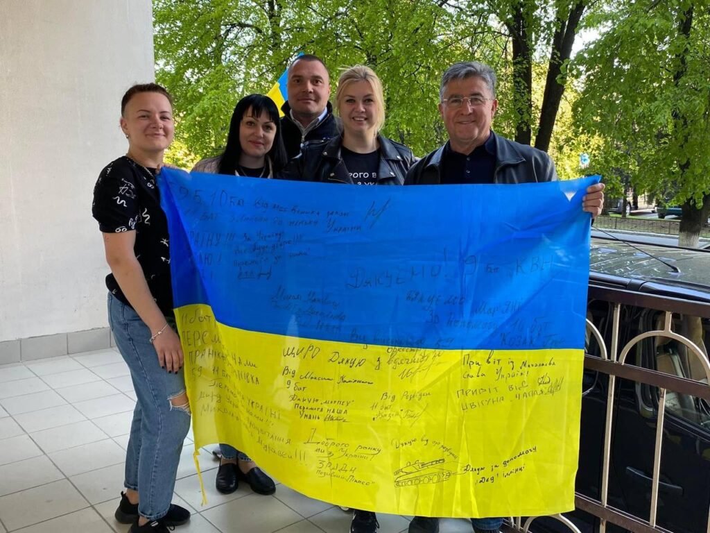 Гуманітарний штаб у Ладижині - це результат злиття двох найбільших благодійних організацій регіону - громадської організації «Соціальний центр Вінниччини», яка працює під патронатом народного депутат Миколи Кучера та Благодійного Фонду "МХП-Громаді".