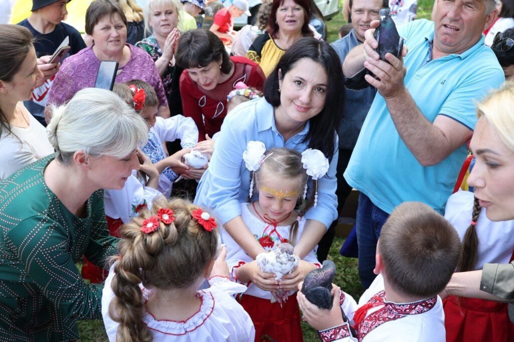 За словами народної депутатки Ірини Борзової, голови Вінницької обласної організації політичної партії «Слуга Народу», у Верховній Раді зареєстровано проєкт закону щодо підвищеного соціального захисту дітей, які постраждали від війни.