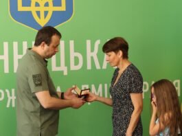 У Вінниці вручили високі державні нагороди родинам загиблих військовослужбовців Збройних Сил України.