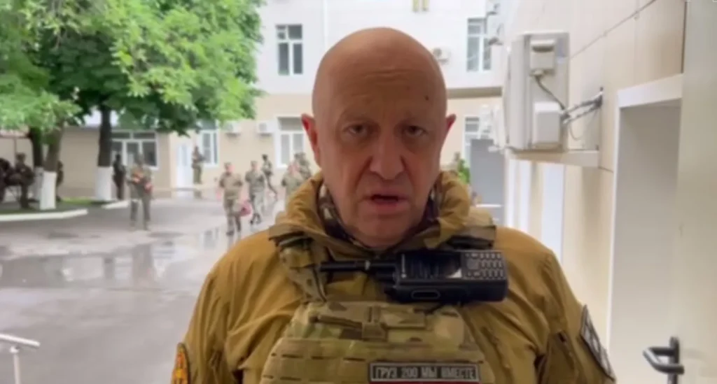 Військові масово отримують повідомлення в різні месенджери із закликом вступити до лав ПВК "Вагнер", підписані Героєм Росії Трошевим. 