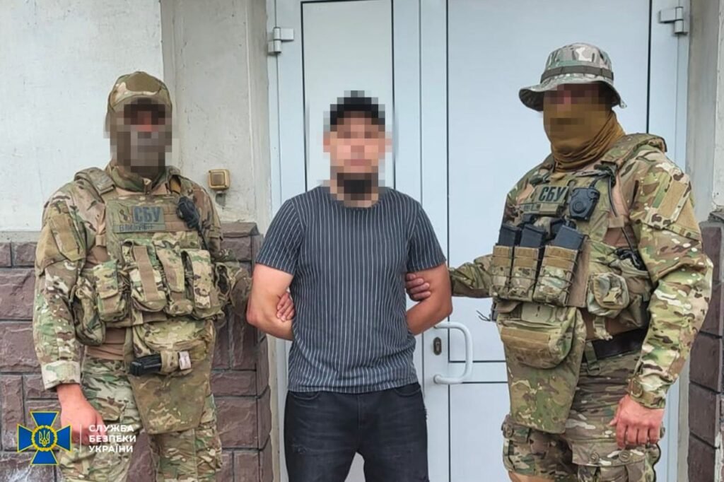 Зловмисником виявився мешканець Донеччини, який у 2014 році вступив до лав «розвідувальної роти» угруповання «Восток», яке контролював 1-й армійський корпус зс рф.