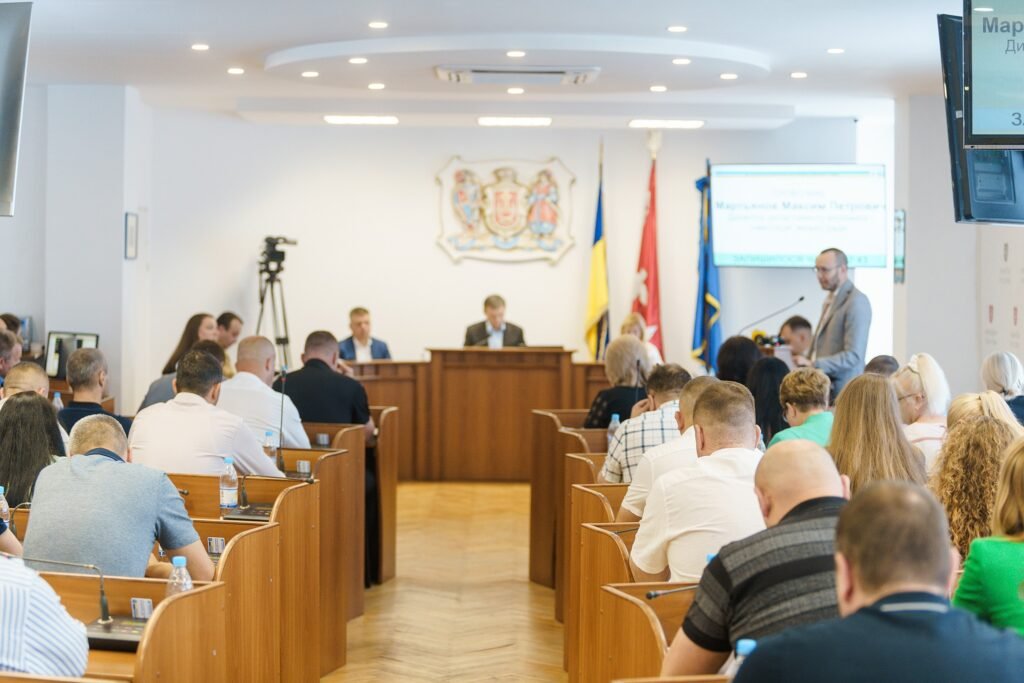 Вінницька міська рада витрачає на власне утримання і PR більше ніж на фронт