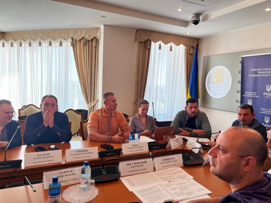 Одним з активних лобістів будівництва даного об’єкту є народний депутат України Геннадій Вацак.