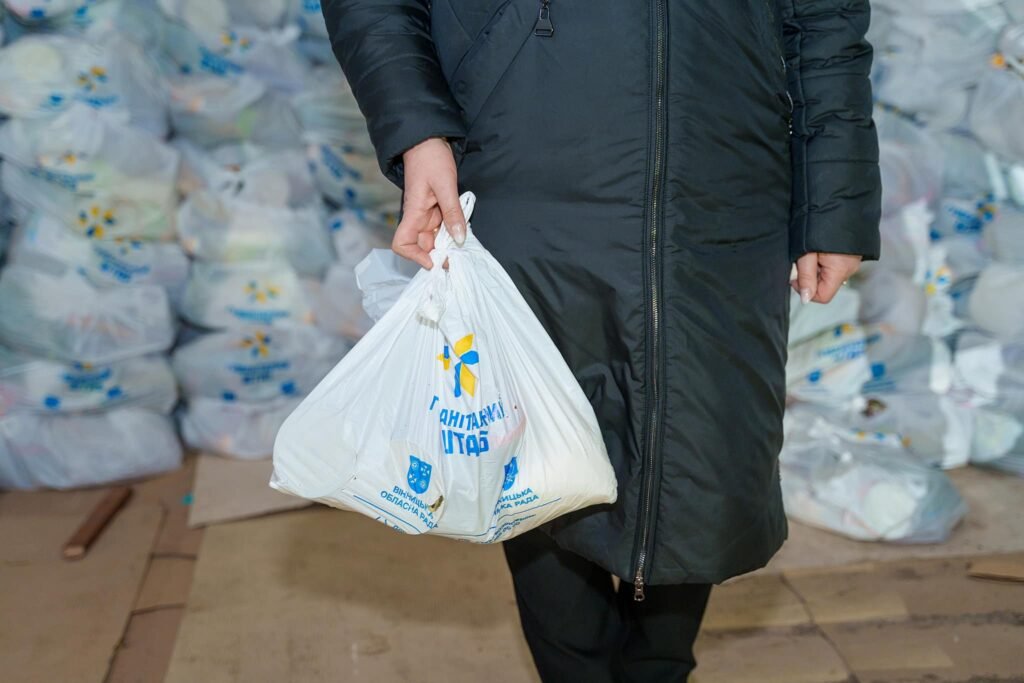 В офіційній інформації мера Вінниці про чергову партію допомоги фронту немає жодного слова про вінничан, які, на нашу думку, й оплатили своїми податками придбання цієї допомоги.