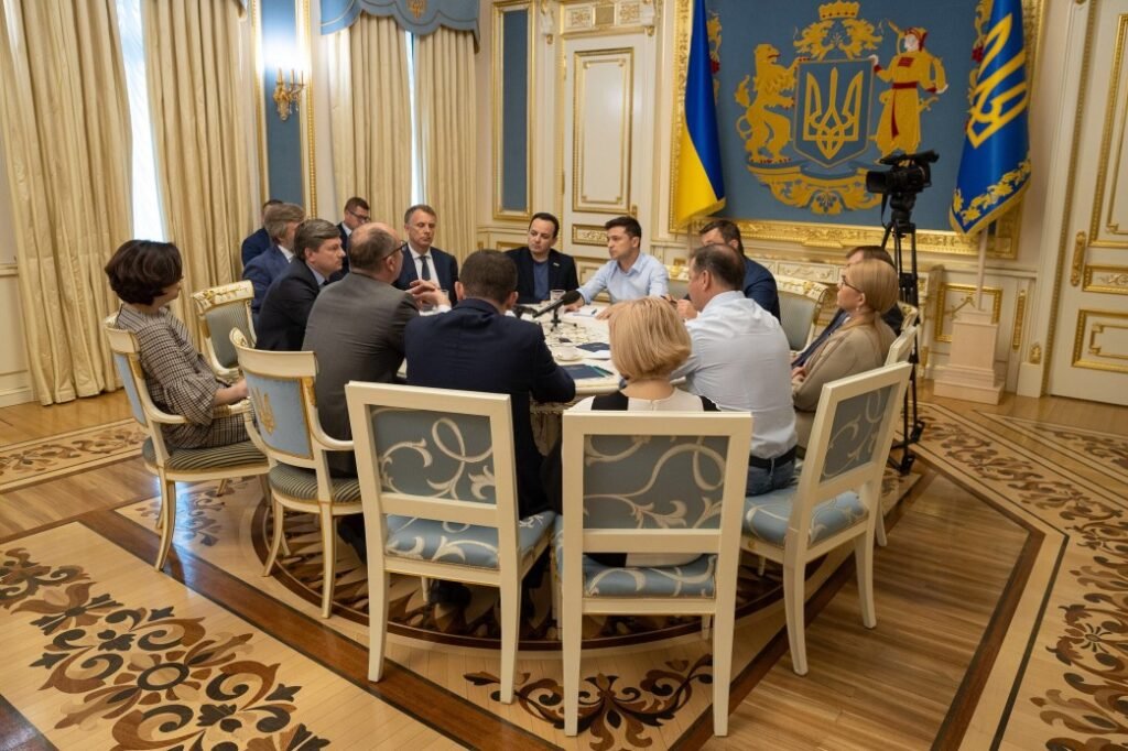 вітчизняні соціологи уже з кінця минулого року обережно з’ясовують ставлення українців до формування нового Кабміну.