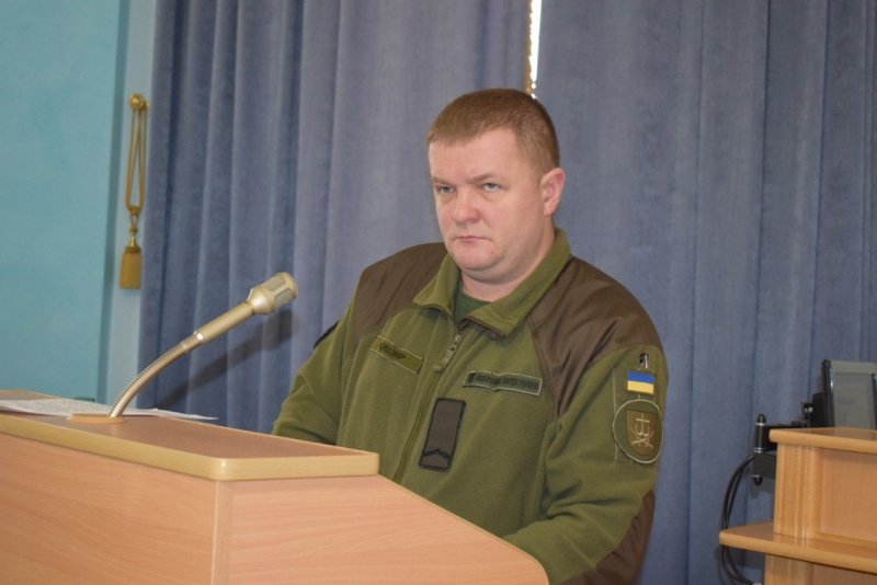 на засіданні комісії та на інших заходах облради начальник управління Сергій Кушнір був одягнутий  у форму Національної гвардії України, з відповідними шевронами.