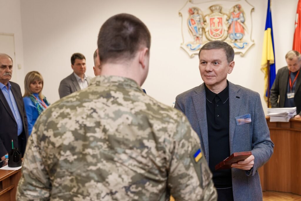 згадок про те, що міська влада Вінниці щось виділяє з місцевого бюджету на підтримку мобілізованих вінничан – знайти не вдалося.