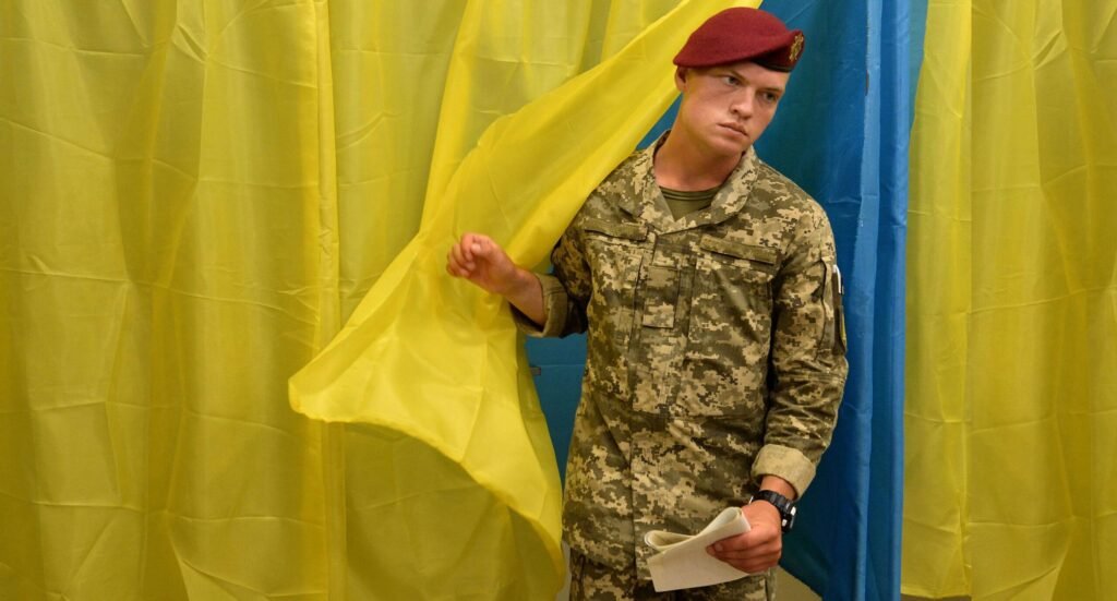 Військовослужбовець виходить із кабінки для голосування на виборчій дільниці під час парламентських виборів у Києві, 21 липня 2019 року. Фото: Vasily Maximov / AFP