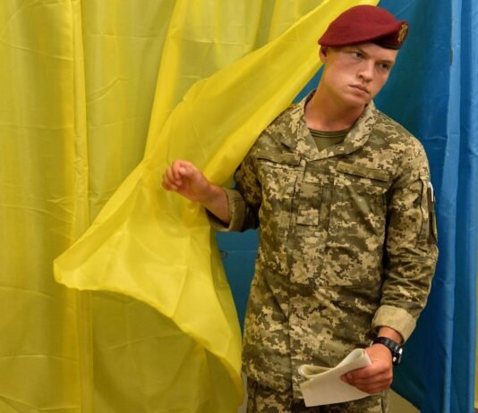 Військовослужбовець виходить із кабінки для голосування на виборчій дільниці під час парламентських виборів у Києві, 21 липня 2019 року. Фото: Vasily Maximov / AFP