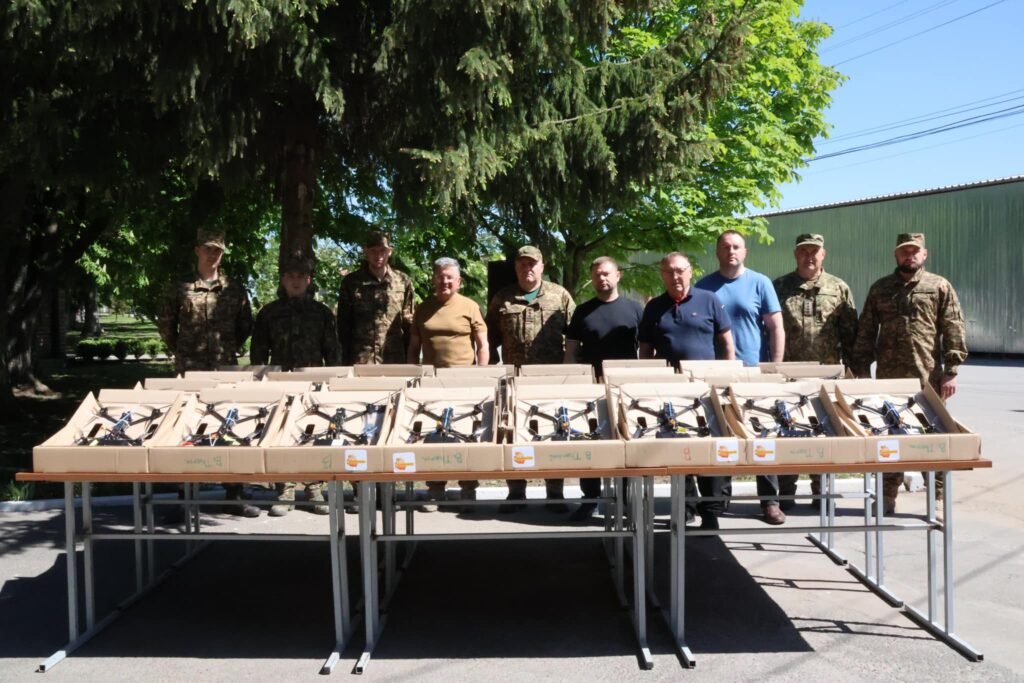 Сьогодні "Вінничани" передали 38 модернізованих FPV-дронів оснащенні високотехнологічними камерами: 16 - тепловізійними і ще 22 - вечірніми, які «бачить» в сутінках та при місячному освітленні.