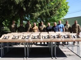 Сьогодні "Вінничани" передали 38 модернізованих FPV-дронів оснащенні високотехнологічними камерами: 16 - тепловізійними і ще 22 - вечірніми, які «бачить» в сутінках та при місячному освітленні.