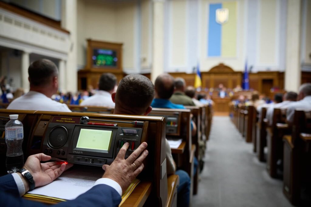 результативність нардепів вираховується не стільки кількістю внесених проєктів законодавчих актів, скільки кількістю законопроєктів, згодом ухвалених у сесійній залі