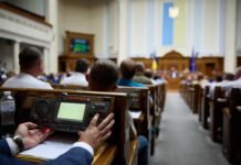 результативність нардепів вираховується не стільки кількістю внесених проєктів законодавчих актів, скільки кількістю законопроєктів, згодом ухвалених у сесійній залі