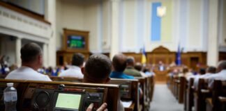 результативність нардепів вираховується не стільки кількістю внесених проєктів законодавчих актів, скільки кількістю законопроєктів, згодом ухвалених у сесійній залі