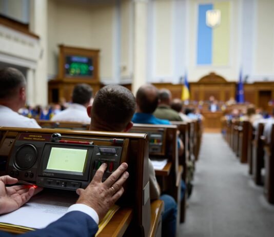 результативність нардепів вираховується не стільки кількістю внесених проєктів законодавчих актів, скільки кількістю законопроєктів, згодом ухвалених у сесійній залі