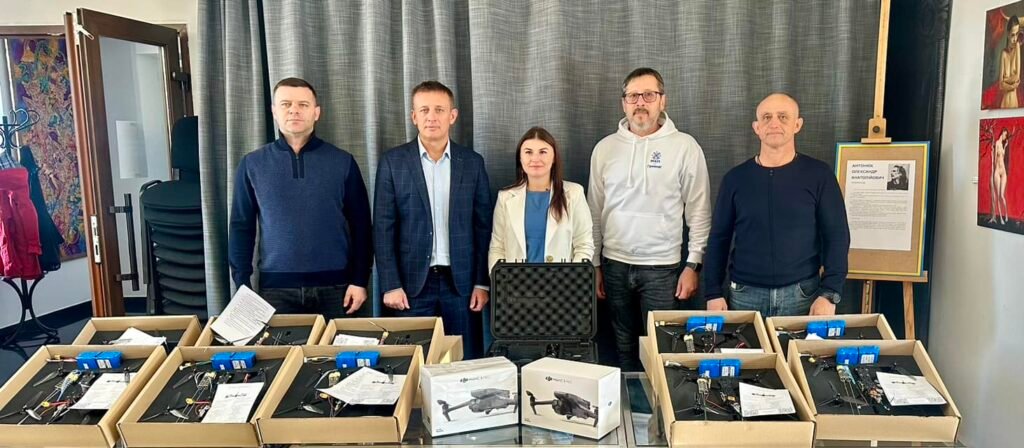 Представники "Ми-Вінничани" і фонду "МХП-Громаді" передають обладнання для ЗСУ"