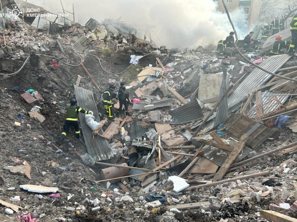 Пошкоджені будинки та господарчі споруди внаслідок ракетної атаки на Вінниччину 28 листопада 2024 року