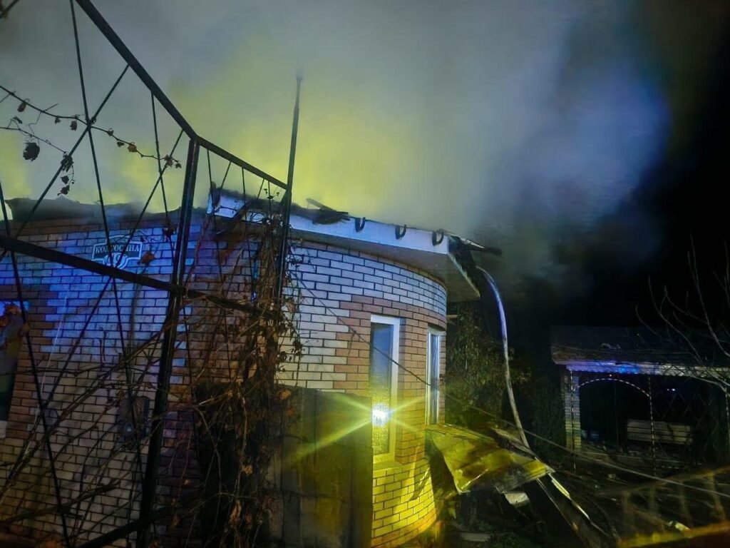 Пожежа через падіння БПЛА на Вінниччині: руйнування будинку, але без постраждалих