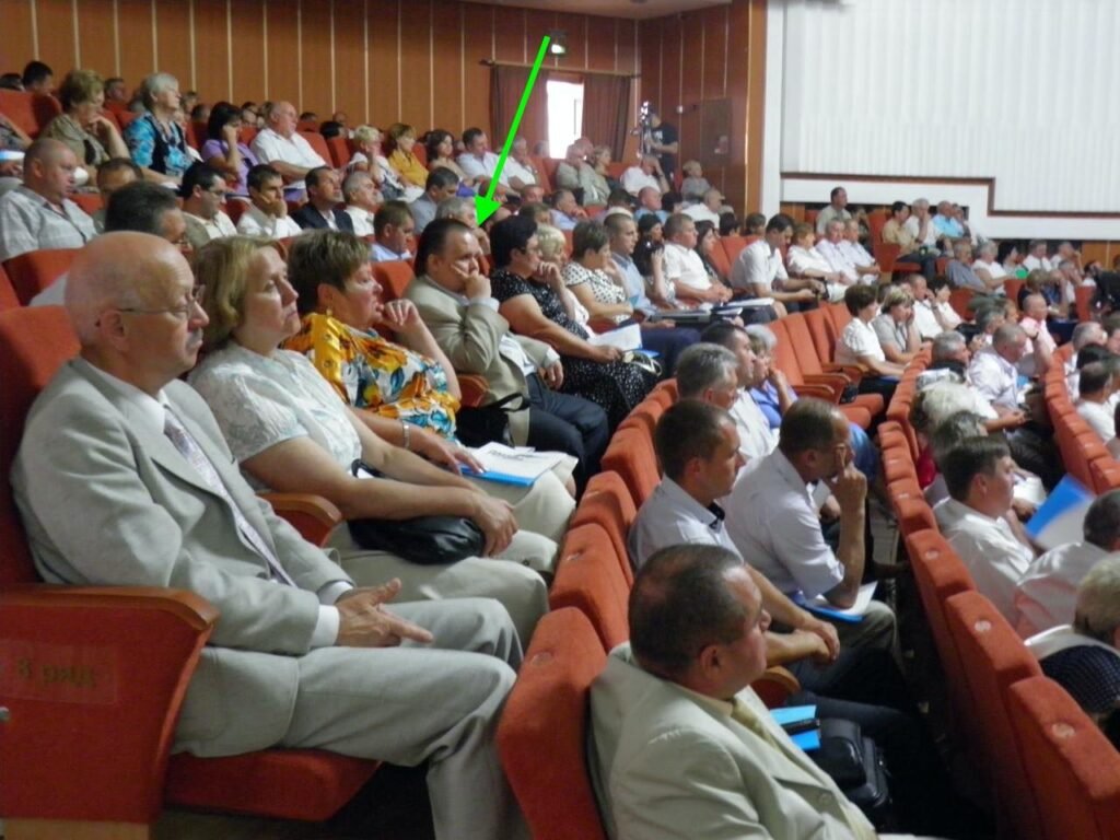Нещодавно наш телеграм-канал “Політарена Вінниччини” опублікував архівні фото конференції Вінницької обласної організації Партії регіонів, яка відбулася приблизно наприкінці 2012 року. На одній з цих фото наші читачі ідентифікували людину схожу на чинного народного депутата від “Слуги народу” від Вінниці, який знаходиться в залі та бере участь у партійному з’їзді Партії регіонів.