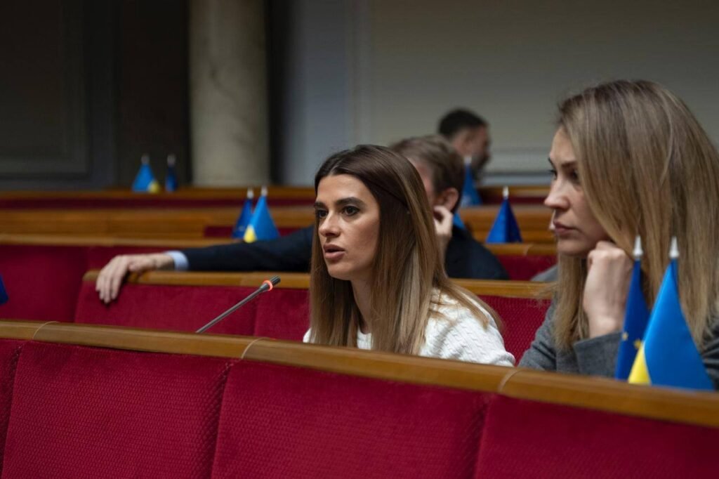 Білозір вказує на те, що відповідно до законопроєкту наповнюваність класів старшої профільної школи має становити не менше ніж 24 учнів та не менше ніж 4 класи на паралелі одного навчального року.