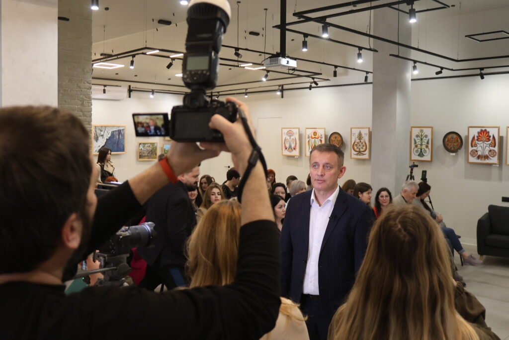 40 переможців конкурсу "Професійне зростання" відзначили керівник міського осередку "Ми-Вінничани" Сергій Кудлаєнко та керівник Благодійного Фонду "Український Альянс" Микола Філонов.