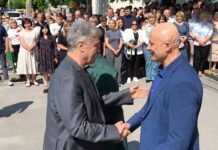 Петро Порошенко тисне руку колишньому запеклому політичному ворогу Віктору Качуру