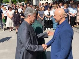 Петро Порошенко тисне руку колишньому запеклому політичному ворогу Віктору Качуру