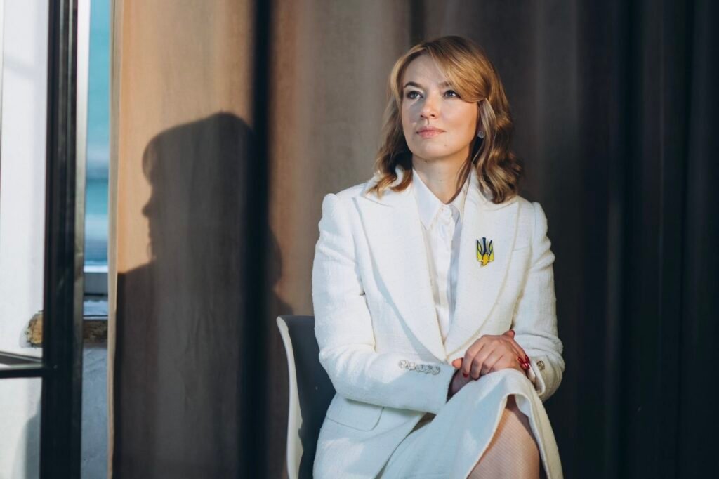 Очільниця партії "Слуга Народу" зазначила, що цей документ був поданий до парламенту ще в січні й має на меті запустити масштабну реформу, яка покликана вирішити житлові проблеми сотень тисяч українців, котрі десятиліттями чекають на житло.