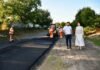 Людмила Червонецька та Євгеній Шаповалов оглядають ремонт дороги Р-33 біля Оляниці