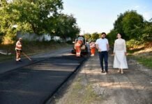 На Вінниччині держава, громада та бізнес спільно фінансують ремонт Р-33 Людмила Червонецька та Євгеній Шаповалов оглядають ремонт дороги Р-33 біля Оляниці
