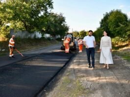 На Вінниччині держава, громада та бізнес спільно фінансують ремонт Р-33 Людмила Червонецька та Євгеній Шаповалов оглядають ремонт дороги Р-33 біля Оляниці