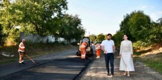 Людмила Червонецька та Євгеній Шаповалов оглядають ремонт дороги Р-33 біля Оляниці