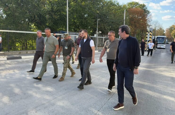 Геннадій Вацак і Микола Калашник оглядають будівництво пункту пропуску «Бронниця — Унгурь»