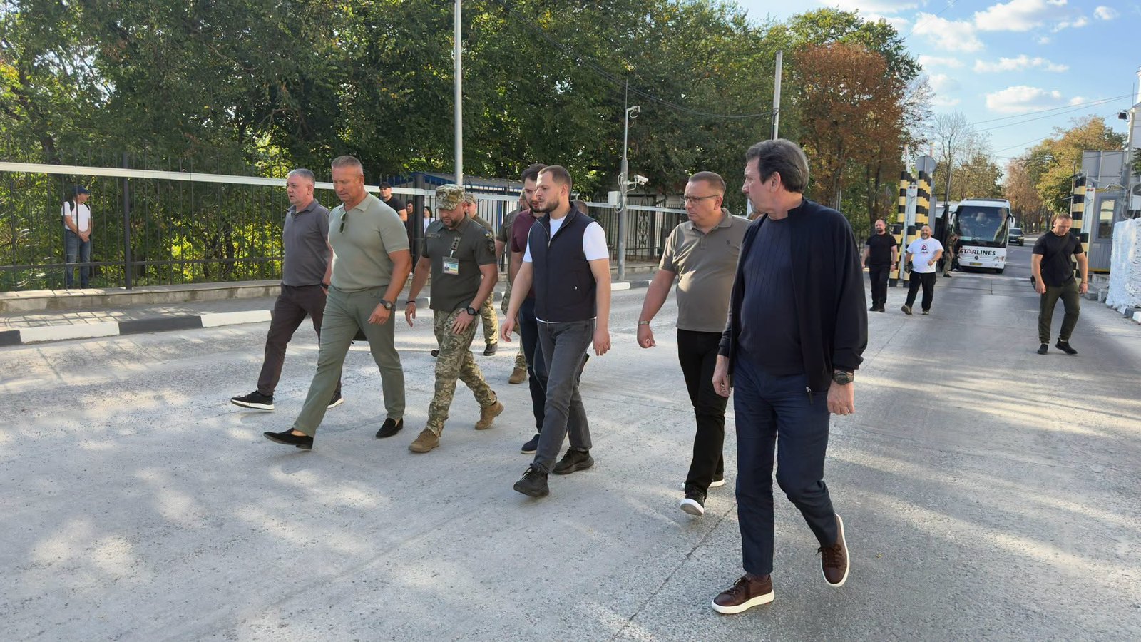 Будівництво пункту пропуску «Бронниця — Унгурь» Геннадій Вацак і Микола Калашник оглядають будівництво пункту пропуску «Бронниця — Унгурь»