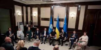 Учасники засідання Конгресу місцевих та регіональних влад, присвяченого державним фінансам і фінансуванню громад.