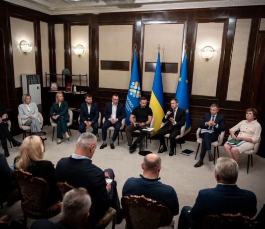 Учасники засідання Конгресу місцевих та регіональних влад, присвяченого державним фінансам і фінансуванню громад.