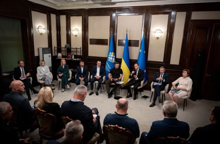 Учасники засідання Конгресу місцевих та регіональних влад, присвяченого державним фінансам і фінансуванню громад.