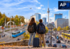 Колаж: підлітки з рюкзаками та валізою на тлі Вінниці й ілюстративного краєвиду Берліна.